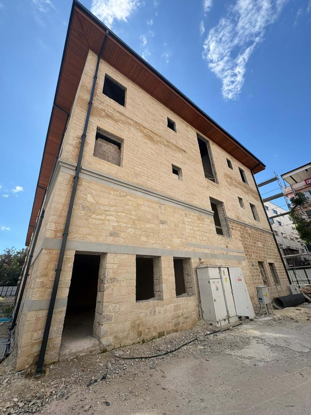Mersin tescilli hizmet binası (Taş Bina) restorasyon sahası